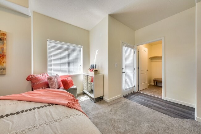 Building Photo - 1017 S Elder St