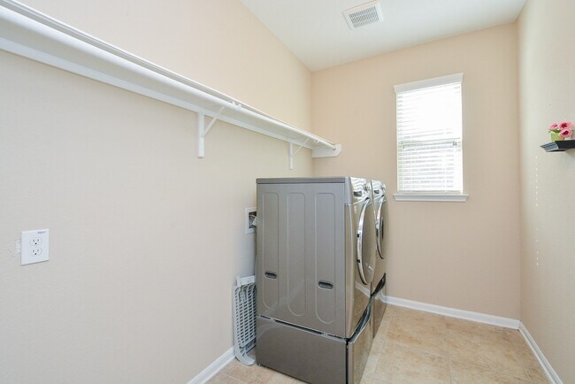 Building Photo - 8019 Cheyenne Hills Trail