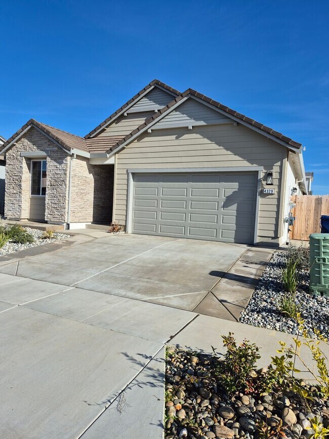 Building Photo - New 3 Bedroom 2 Bathroom Home