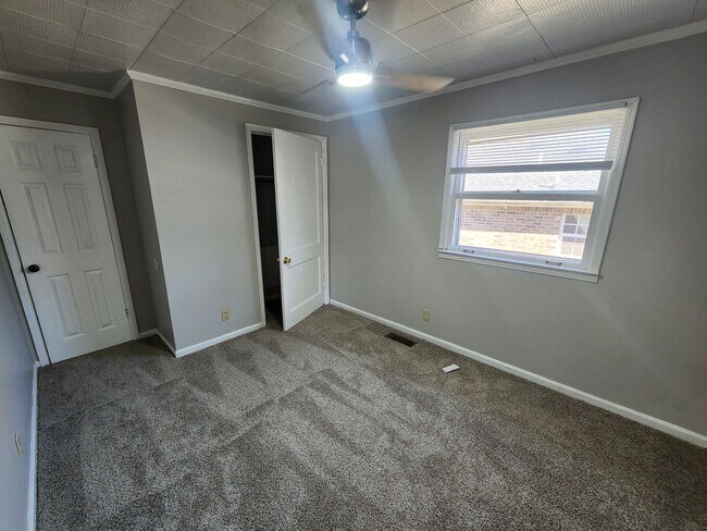 Building Photo - 1103 Main St