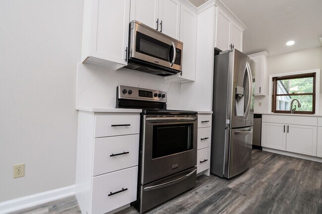 Building Photo - 3 bed 2 bath Home in Lakes of the Four Sea...