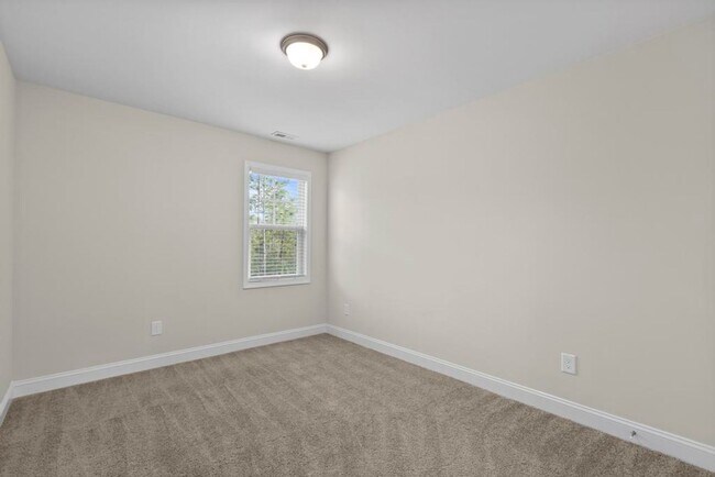 Building Photo - Beautiful Townhome!