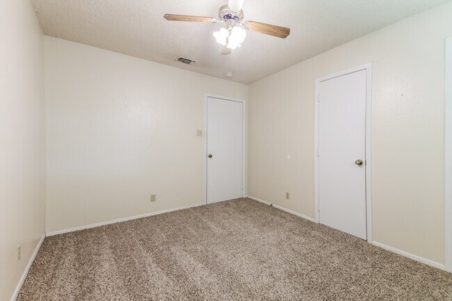 Building Photo - Charming 2BR/1BA Sherman Townhome with Private Fenced Backyard – Move-In Ready