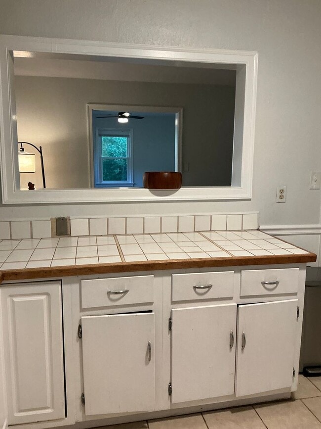 Building Photo - 2 Bedroom / One bathroom house!