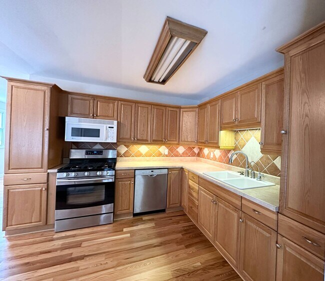 Building Photo - 76 Trottingham Ct