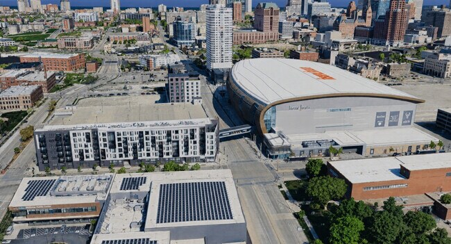 Building Photo - 550 W Juneau Ave