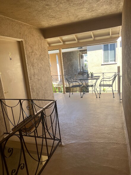 Building Photo - 13744 Burbank Blvd