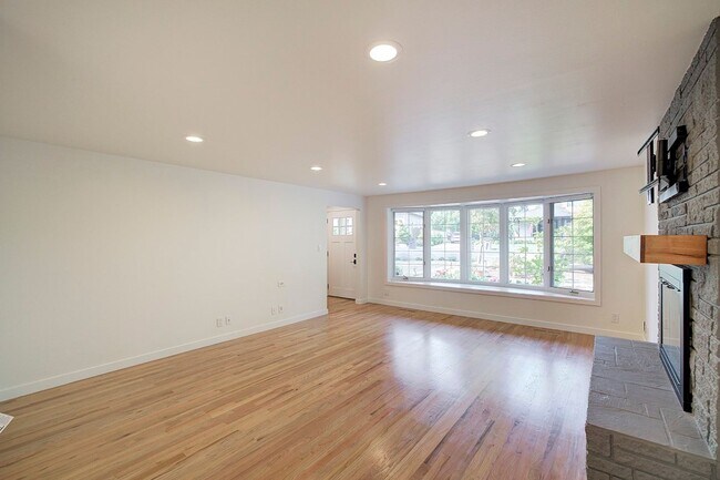Building Photo - 3Bd/1.75Ba Bellevue House