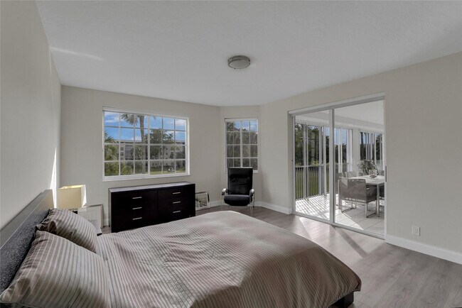 Building Photo - 4108 W Palm Aire Dr