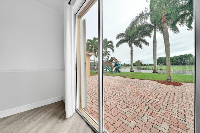 Building Photo - 5878 Bay Hill Cir