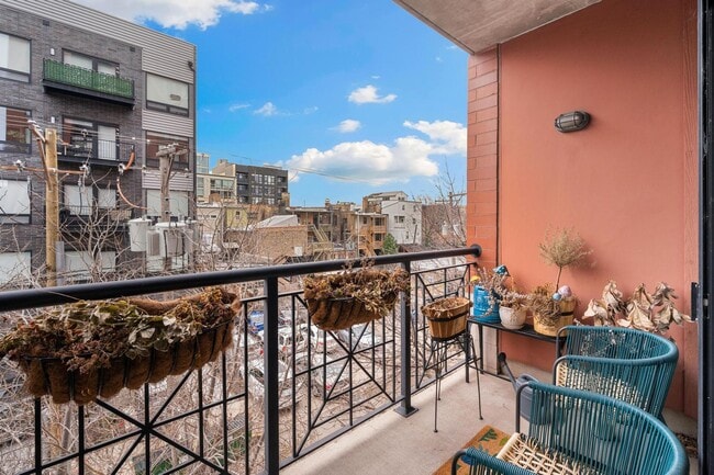 Building Photo - STUNNING 2BED/2BATH LARGE CORNER UNIT, GARAGE PARKING, HEAT, CABLE/INTERNET INCLUDED