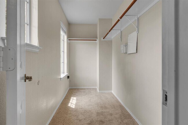 Building Photo - 5940 Silver Screen Dr