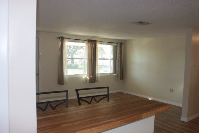 Building Photo - 10702 Laburnum Dr