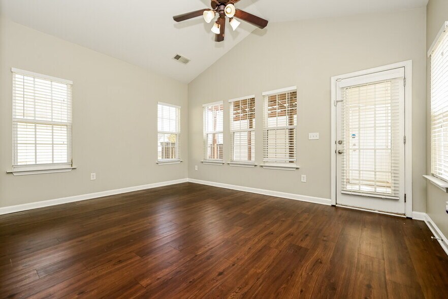 Building Photo - 292 Monarch Village Way