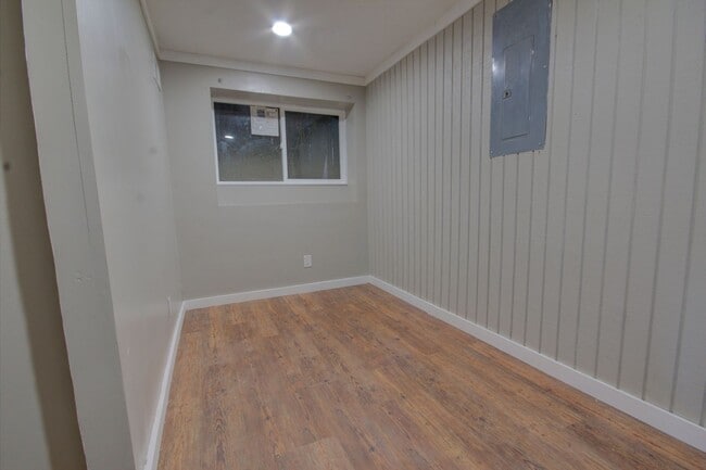 Building Photo - 4 bed, 2 bath home