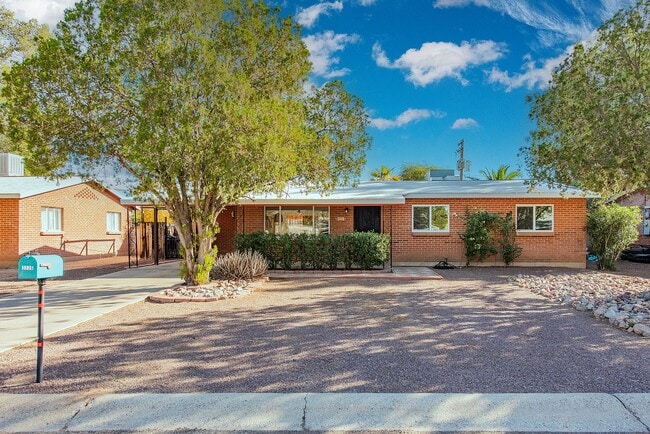Building Photo - 3526 N Santa Rita Ave