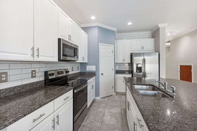 Building Photo - 7055 Summer Holly Pl