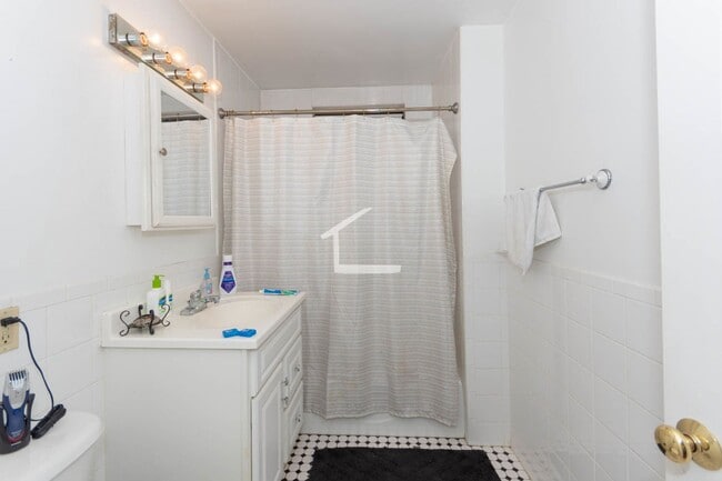 Building Photo - Large, Beautiful renovated 1 bed