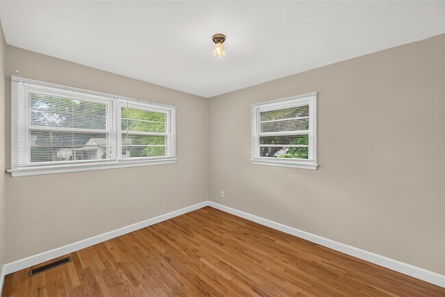 Building Photo - 45 Barton Pl