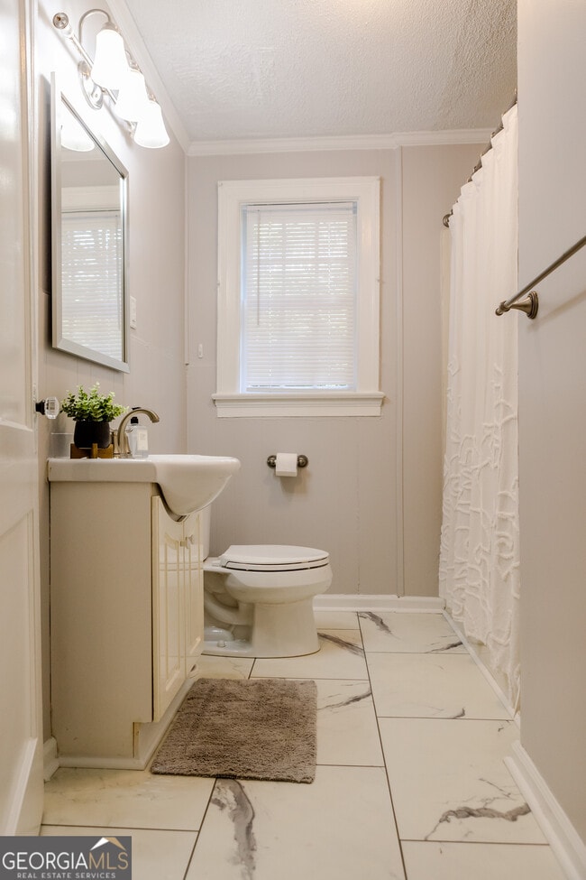 Building Photo - 111 E Screven St