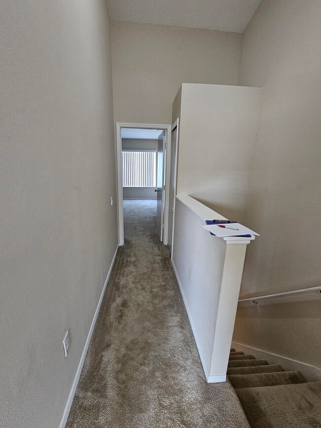 Building Photo - Brandon townhome with 2 bedrooms, 2 baths ...
