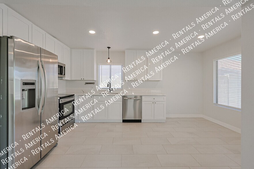 Building Photo - 4018 W Camino Vivaz