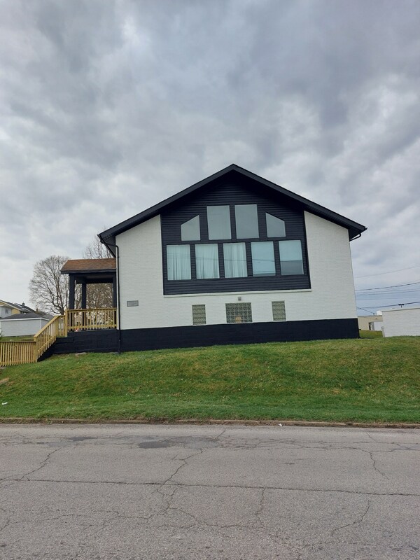 Building Photo - 2001 Davidson St