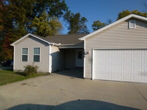 Building Photo - 3 Bedroom, 2 Bathroom, 2 Car Attach Garage- Pets Welcome