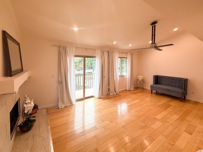 Building Photo - Welcome to your ideal rental in West Redla...