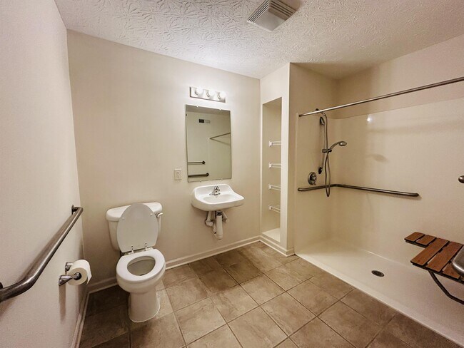 Building Photo - 17 Rosewood Ct