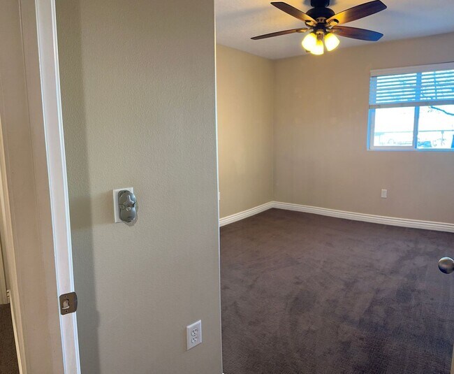 Building Photo - Great 3 Bed 2 Bath Sandy Condo!!