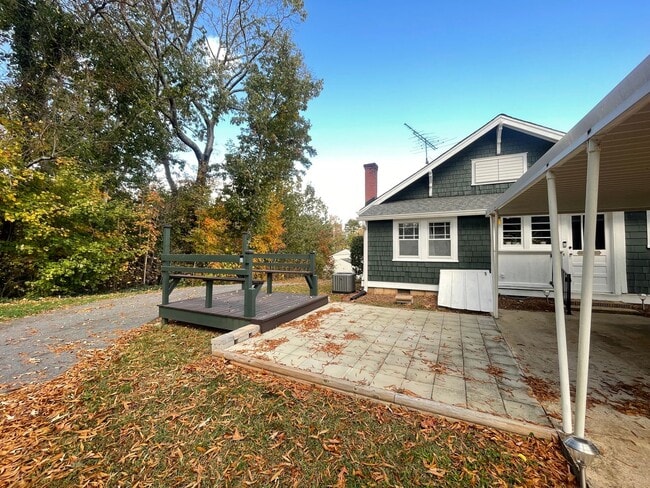 Building Photo - ?? COMING SOON ?? Charming 3 Bed / 1 Bath Bungalow – Prime Location Near Downtown Hickory