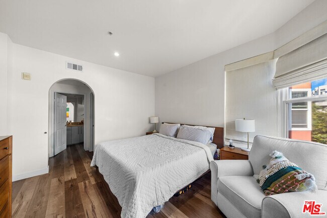 Building Photo - 620 S Gramercy Pl