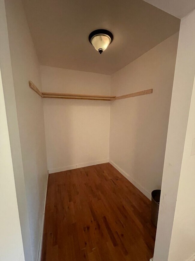 Building Photo - Big and Beautiful House with attached 1br ...