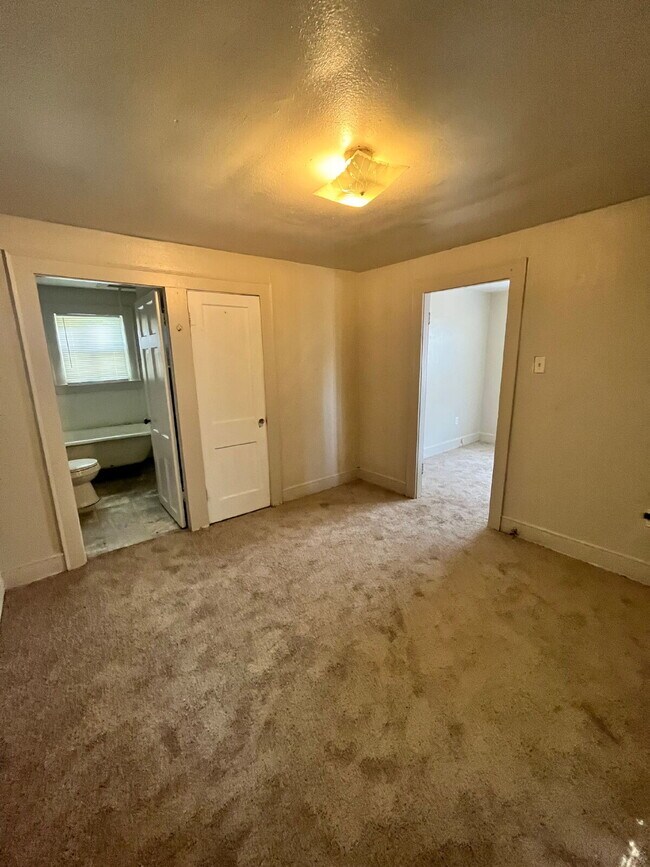 Building Photo - Centrally Located in Bryan