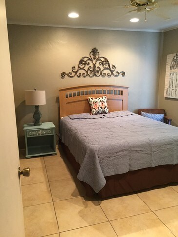 Queen bed/Second bedroom - 1961 Park Terrace Pl