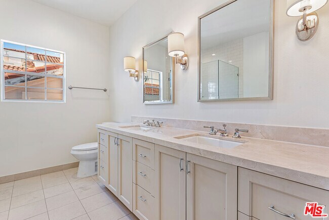 Building Photo - 2025 S Beverly Glen Blvd