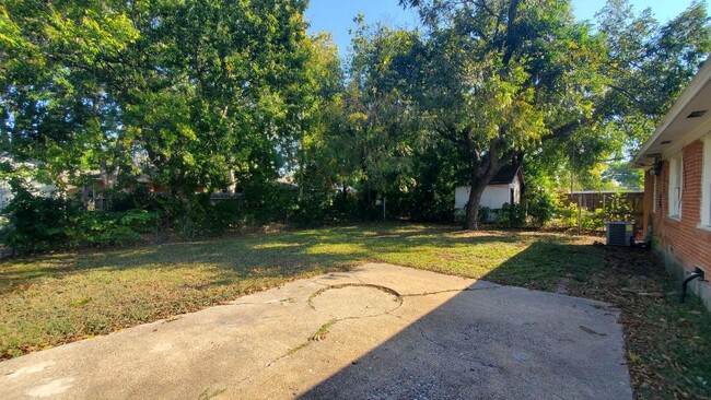 Building Photo - Move in ready Dallas home