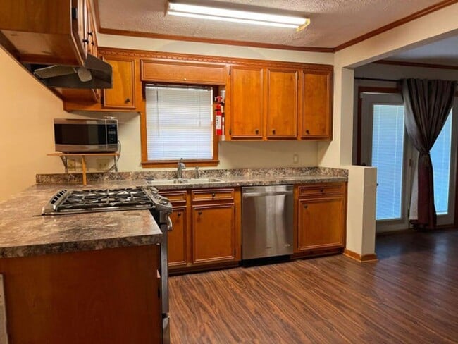 Building Photo - Charming 3 bedroom house in great shape