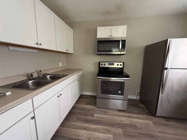 Building Photo - 904 W Main St