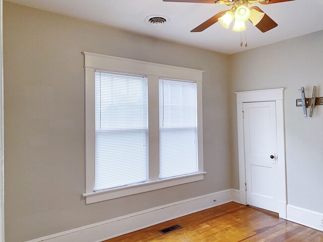 Building Photo - Beautiful 2 Bedroom home one block from ECU!