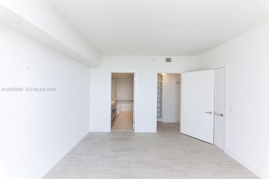 Building Photo - 4010 S Ocean Dr