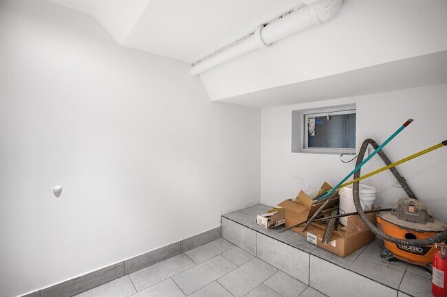 Building Photo - 7812 Hudson Ave