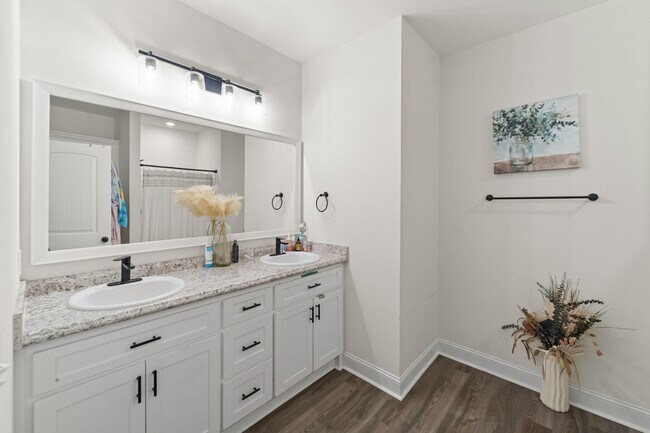 Building Photo - Comfort & Style Meet in This Beautiful 4 Bedroom Midway Home