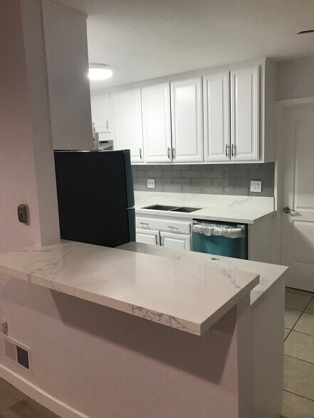 Primary Photo - 12553 Chandler Blvd