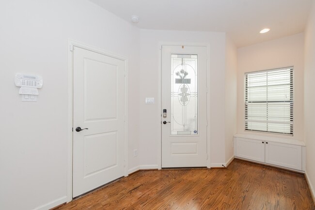 Building Photo - 1404 W 26th St