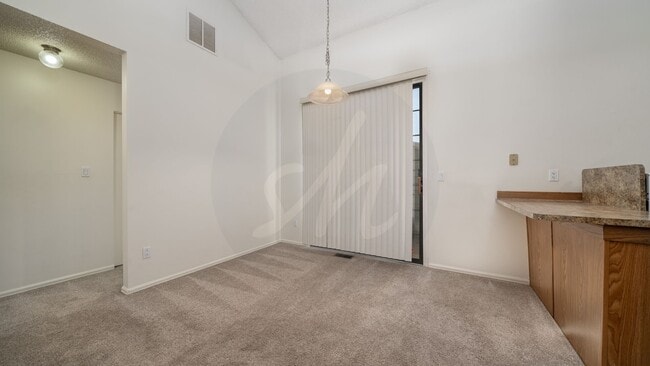 Building Photo - 2 Bedroom Rancher Townhome in Country Club...