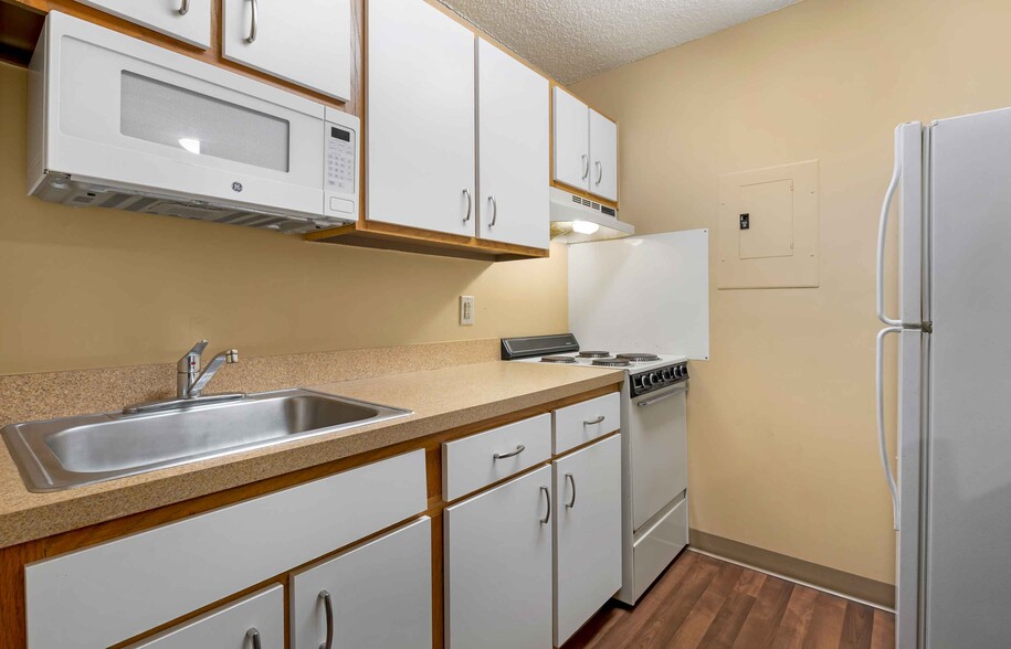 Building Photo - Furnished Studio-Cincinnati - Blue Ash - R...