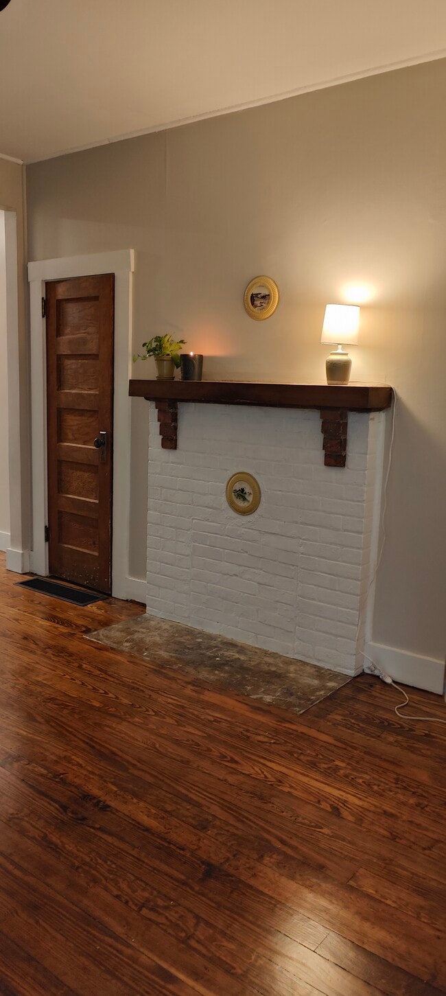 Building Photo - 213 Dennis St