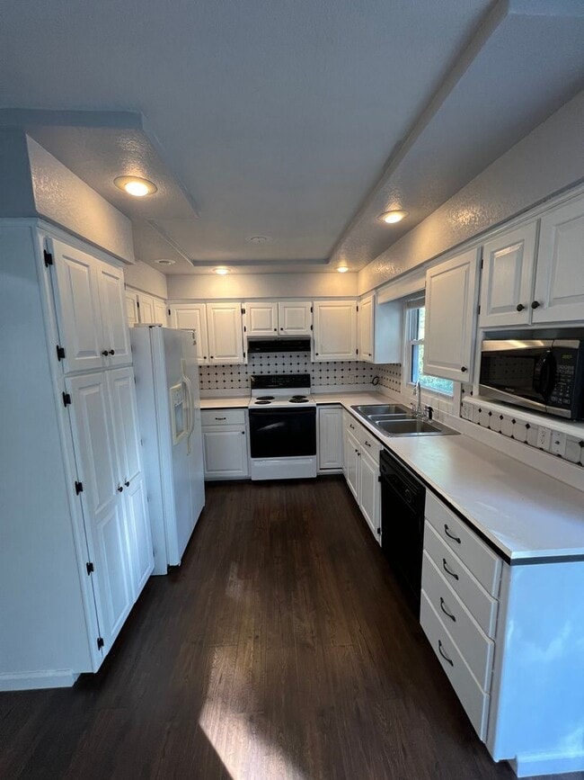 Building Photo - 4 Bed 3 Bath Large lot by Milford lake. Al...